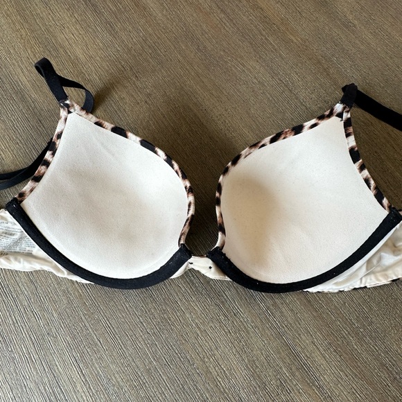 Victoria’s Secret Fabulous plunge bra- 32D - Picture 7 of 9